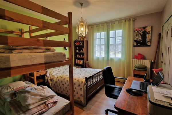 À Lapalisse, Maison des années 80 avec un grand sous-sol, grande dépendance et jardin arboré.