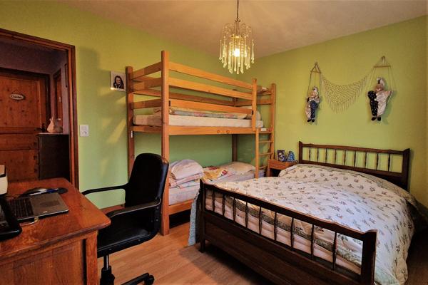 À Lapalisse, Maison des années 80 avec un grand sous-sol, grande dépendance et jardin arboré.