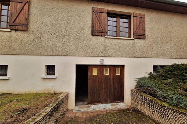 À Lapalisse, Maison des années 80 avec un grand sous-sol, grande dépendance et jardin arboré.