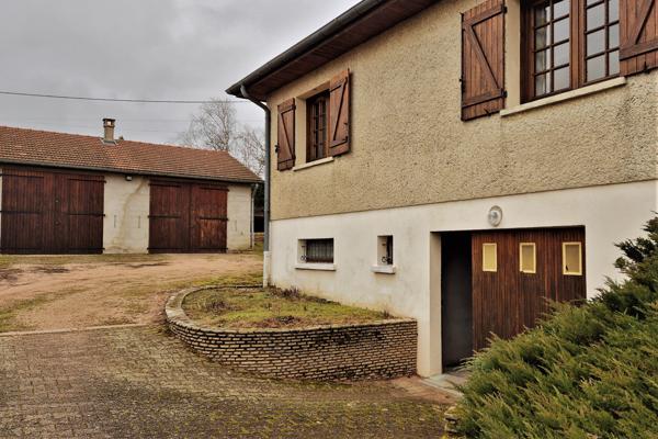 À Lapalisse, Maison des années 80 avec un grand sous-sol, grande dépendance et jardin arboré.