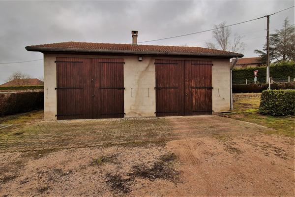 À Lapalisse, Maison des années 80 avec un grand sous-sol, grande dépendance et jardin arboré.