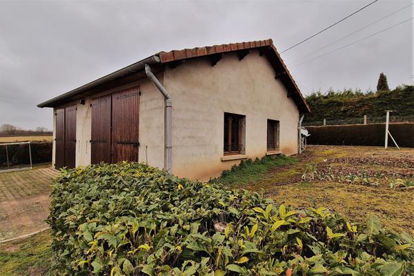 À Lapalisse, Maison des années 80 avec un grand sous-sol, grande dépendance et jardin arboré.