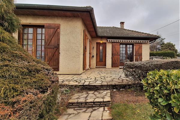 À Lapalisse, Maison des années 80 avec un grand sous-sol, grande dépendance et jardin arboré.