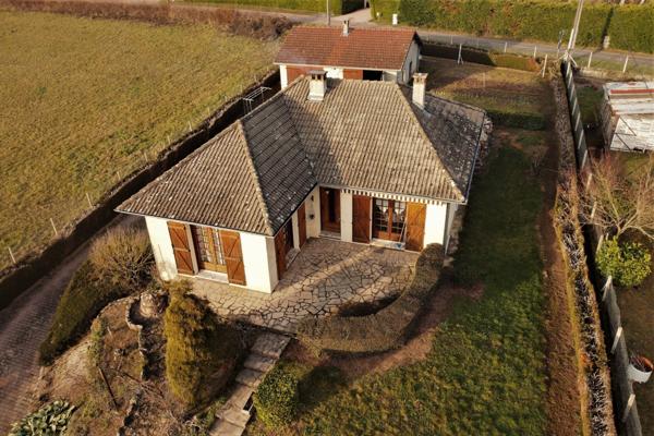 À Lapalisse, Maison des années 80 avec un grand sous-sol, grande dépendance et jardin arboré.
