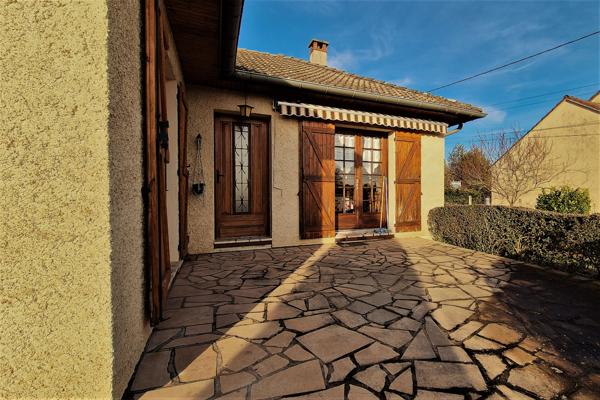 À Lapalisse, Maison des années 80 avec un grand sous-sol, grande dépendance et jardin arboré.