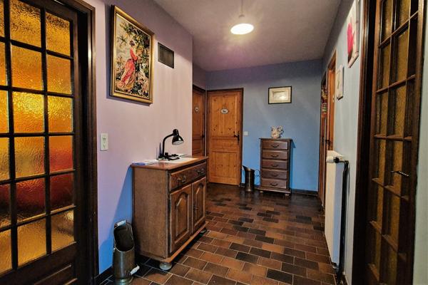 À Lapalisse, Maison des années 80 avec un grand sous-sol, grande dépendance et jardin arboré.