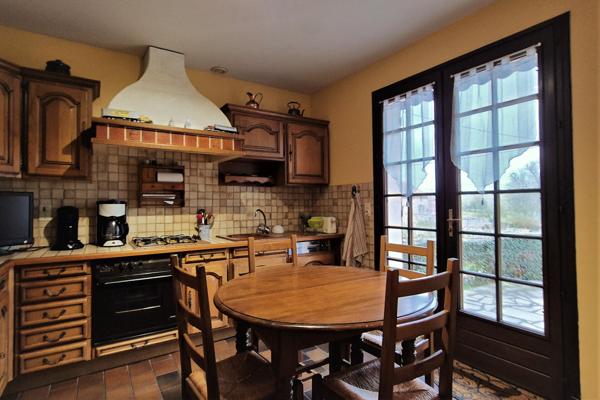 À Lapalisse, Maison des années 80 avec un grand sous-sol, grande dépendance et jardin arboré.