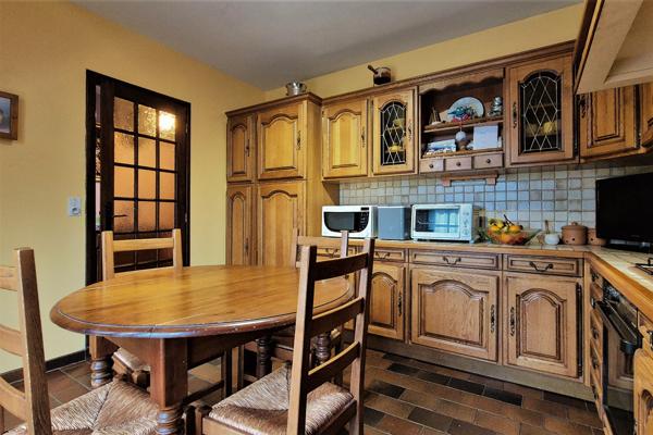 À Lapalisse, Maison des années 80 avec un grand sous-sol, grande dépendance et jardin arboré.