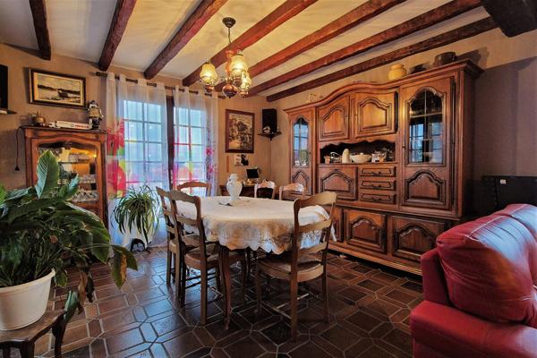 À Lapalisse, Maison des années 80 avec un grand sous-sol, grande dépendance et jardin arboré.