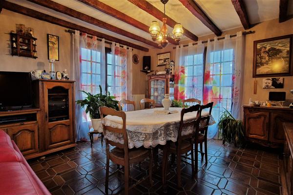 À Lapalisse, Maison des années 80 avec un grand sous-sol, grande dépendance et jardin arboré.