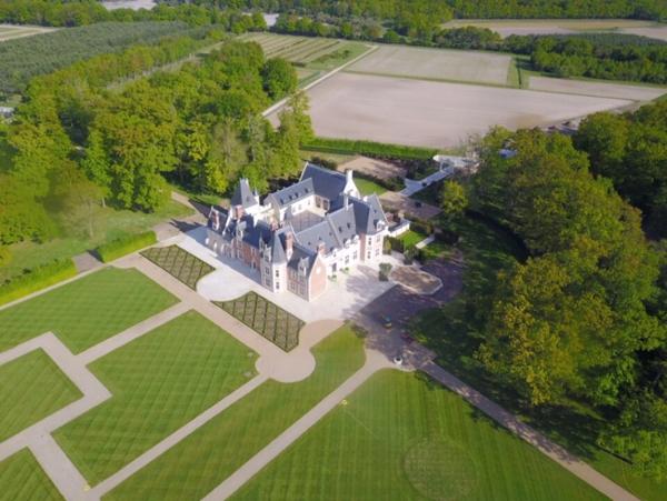 Exceptionnel domaine de chasse de 800 ha situé dans le val de Loire comprenant un château du XVème remanié au XIXème entièrement restauré.