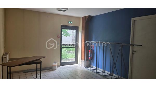 ✨ EXCLUSIVITÉ – BIEN RARE À LA VENTE ✨

Grange de caractère – 310 m² | Charme, volumes & potentiel exceptionnel

Idéale pour les amoureux de belles pierres, les projets de vie atypiques ou les envies d’évasion, cette superbe grange entièrement restaurée vous ouvre les portes d’un lieu unique, chargé d’histoire et d’authenticité.

Dès les premiers instants, le charme opère : volumes généreux, atmosphère chaleureuse et éléments anciens mis en valeur avec élégance. Le magnifique four à pain d’époque, véritable pièce maîtresse, confère à cette propriété un cachet rare.

Située dans un environnement calme et recherché, à proximité immédiate des commodités (commerces, écoles, mairie) et bénéficiant d’un accès rapide à l’A13, elle offre un parfait équilibre entre sérénité et praticité.

🔎 Descriptif du bien
Au rez-de-chaussée :
• Une grande pièce avec four à pain ancien
• Un espace sanitaires
• Deux grandes pièces avec sanitaires
• Une pièce technique avec chaufferie et sanitaires

À l’étage :
• Une vaste pièce principale lumineuse
• Une grande pièce complémentaire
• Des espaces mansardés offrant de nombreuses possibilités d’aménagement
• Une magnifique structure en bois apparente, apportant charme et authenticité à l’ensemble.

À l’extérieur, vous profiterez d’un agréable espace verdoyant de 603m² ainsi que de stationnements.
💡 Un véritable atout : possibilité de créer un gîte indépendant — idéal pour un projet familial, touristique ou un investissement locatif.

✔ Cachet de l’ancien préservé
✔ Volumes rares et modulables
✔ Fort potentiel d’exploitation
✔ Environnement paisible et accessible

📞 Contactez moi au 06 83 30 17 01 pour organiser une visite et laissez-vous séduire !
