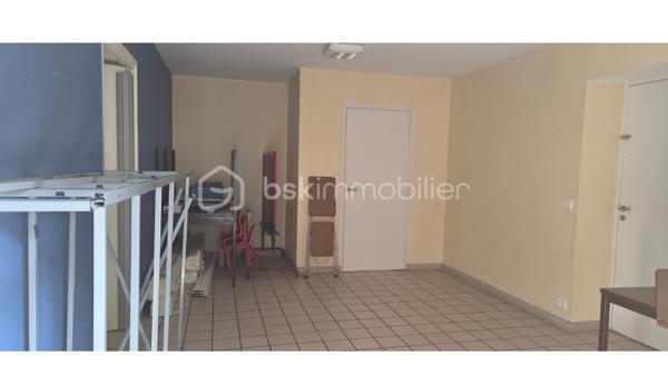 ✨ EXCLUSIVITÉ – BIEN RARE À LA VENTE ✨

Grange de caractère – 310 m² | Charme, volumes & potentiel exceptionnel

Idéale pour les amoureux de belles pierres, les projets de vie atypiques ou les envies d’évasion, cette superbe grange entièrement restaurée vous ouvre les portes d’un lieu unique, chargé d’histoire et d’authenticité.

Dès les premiers instants, le charme opère : volumes généreux, atmosphère chaleureuse et éléments anciens mis en valeur avec élégance. Le magnifique four à pain d’époque, véritable pièce maîtresse, confère à cette propriété un cachet rare.

Située dans un environnement calme et recherché, à proximité immédiate des commodités (commerces, écoles, mairie) et bénéficiant d’un accès rapide à l’A13, elle offre un parfait équilibre entre sérénité et praticité.

🔎 Descriptif du bien
Au rez-de-chaussée :
• Une grande pièce avec four à pain ancien
• Un espace sanitaires
• Deux grandes pièces avec sanitaires
• Une pièce technique avec chaufferie et sanitaires

À l’étage :
• Une vaste pièce principale lumineuse
• Une grande pièce complémentaire
• Des espaces mansardés offrant de nombreuses possibilités d’aménagement
• Une magnifique structure en bois apparente, apportant charme et authenticité à l’ensemble.

À l’extérieur, vous profiterez d’un agréable espace verdoyant de 603m² ainsi que de stationnements.
💡 Un véritable atout : possibilité de créer un gîte indépendant — idéal pour un projet familial, touristique ou un investissement locatif.

✔ Cachet de l’ancien préservé
✔ Volumes rares et modulables
✔ Fort potentiel d’exploitation
✔ Environnement paisible et accessible

📞 Contactez moi au 06 83 30 17 01 pour organiser une visite et laissez-vous séduire !