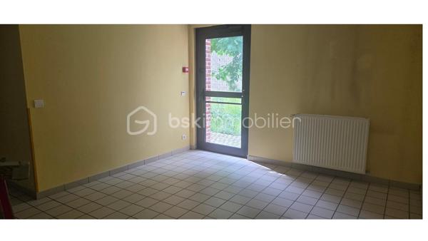 ✨ EXCLUSIVITÉ – BIEN RARE À LA VENTE ✨

Grange de caractère – 310 m² | Charme, volumes & potentiel exceptionnel

Idéale pour les amoureux de belles pierres, les projets de vie atypiques ou les envies d’évasion, cette superbe grange entièrement restaurée vous ouvre les portes d’un lieu unique, chargé d’histoire et d’authenticité.

Dès les premiers instants, le charme opère : volumes généreux, atmosphère chaleureuse et éléments anciens mis en valeur avec élégance. Le magnifique four à pain d’époque, véritable pièce maîtresse, confère à cette propriété un cachet rare.

Située dans un environnement calme et recherché, à proximité immédiate des commodités (commerces, écoles, mairie) et bénéficiant d’un accès rapide à l’A13, elle offre un parfait équilibre entre sérénité et praticité.

🔎 Descriptif du bien
Au rez-de-chaussée :
• Une grande pièce avec four à pain ancien
• Un espace sanitaires
• Deux grandes pièces avec sanitaires
• Une pièce technique avec chaufferie et sanitaires

À l’étage :
• Une vaste pièce principale lumineuse
• Une grande pièce complémentaire
• Des espaces mansardés offrant de nombreuses possibilités d’aménagement
• Une magnifique structure en bois apparente, apportant charme et authenticité à l’ensemble.

À l’extérieur, vous profiterez d’un agréable espace verdoyant de 603m² ainsi que de stationnements.
💡 Un véritable atout : possibilité de créer un gîte indépendant — idéal pour un projet familial, touristique ou un investissement locatif.

✔ Cachet de l’ancien préservé
✔ Volumes rares et modulables
✔ Fort potentiel d’exploitation
✔ Environnement paisible et accessible

📞 Contactez moi au 06 83 30 17 01 pour organiser une visite et laissez-vous séduire !