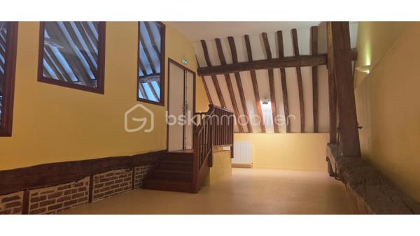 ✨ EXCLUSIVITÉ – BIEN RARE À LA VENTE ✨

Grange de caractère – 310 m² | Charme, volumes & potentiel exceptionnel

Idéale pour les amoureux de belles pierres, les projets de vie atypiques ou les envies d’évasion, cette superbe grange entièrement restaurée vous ouvre les portes d’un lieu unique, chargé d’histoire et d’authenticité.

Dès les premiers instants, le charme opère : volumes généreux, atmosphère chaleureuse et éléments anciens mis en valeur avec élégance. Le magnifique four à pain d’époque, véritable pièce maîtresse, confère à cette propriété un cachet rare.

Située dans un environnement calme et recherché, à proximité immédiate des commodités (commerces, écoles, mairie) et bénéficiant d’un accès rapide à l’A13, elle offre un parfait équilibre entre sérénité et praticité.

🔎 Descriptif du bien
Au rez-de-chaussée :
• Une grande pièce avec four à pain ancien
• Un espace sanitaires
• Deux grandes pièces avec sanitaires
• Une pièce technique avec chaufferie et sanitaires

À l’étage :
• Une vaste pièce principale lumineuse
• Une grande pièce complémentaire
• Des espaces mansardés offrant de nombreuses possibilités d’aménagement
• Une magnifique structure en bois apparente, apportant charme et authenticité à l’ensemble.

À l’extérieur, vous profiterez d’un agréable espace verdoyant de 603m² ainsi que de stationnements.
💡 Un véritable atout : possibilité de créer un gîte indépendant — idéal pour un projet familial, touristique ou un investissement locatif.

✔ Cachet de l’ancien préservé
✔ Volumes rares et modulables
✔ Fort potentiel d’exploitation
✔ Environnement paisible et accessible

📞 Contactez moi au 06 83 30 17 01 pour organiser une visite et laissez-vous séduire !