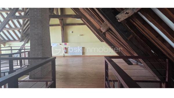 ✨ EXCLUSIVITÉ – BIEN RARE À LA VENTE ✨

Grange de caractère – 310 m² | Charme, volumes & potentiel exceptionnel

Idéale pour les amoureux de belles pierres, les projets de vie atypiques ou les envies d’évasion, cette superbe grange entièrement restaurée vous ouvre les portes d’un lieu unique, chargé d’histoire et d’authenticité.

Dès les premiers instants, le charme opère : volumes généreux, atmosphère chaleureuse et éléments anciens mis en valeur avec élégance. Le magnifique four à pain d’époque, véritable pièce maîtresse, confère à cette propriété un cachet rare.

Située dans un environnement calme et recherché, à proximité immédiate des commodités (commerces, écoles, mairie) et bénéficiant d’un accès rapide à l’A13, elle offre un parfait équilibre entre sérénité et praticité.

🔎 Descriptif du bien
Au rez-de-chaussée :
• Une grande pièce avec four à pain ancien
• Un espace sanitaires
• Deux grandes pièces avec sanitaires
• Une pièce technique avec chaufferie et sanitaires

À l’étage :
• Une vaste pièce principale lumineuse
• Une grande pièce complémentaire
• Des espaces mansardés offrant de nombreuses possibilités d’aménagement
• Une magnifique structure en bois apparente, apportant charme et authenticité à l’ensemble.

À l’extérieur, vous profiterez d’un agréable espace verdoyant de 603m² ainsi que de stationnements.
💡 Un véritable atout : possibilité de créer un gîte indépendant — idéal pour un projet familial, touristique ou un investissement locatif.

✔ Cachet de l’ancien préservé
✔ Volumes rares et modulables
✔ Fort potentiel d’exploitation
✔ Environnement paisible et accessible

📞 Contactez moi au 06 83 30 17 01 pour organiser une visite et laissez-vous séduire !