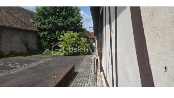 ✨ EXCLUSIVITÉ – BIEN RARE À LA VENTE ✨

Grange de caractère – 310 m² | Charme, volumes & potentiel exceptionnel

Idéale pour les amoureux de belles pierres, les projets de vie atypiques ou les envies d’évasion, cette superbe grange entièrement restaurée vous ouvre les portes d’un lieu unique, chargé d’histoire et d’authenticité.

Dès les premiers instants, le charme opère : volumes généreux, atmosphère chaleureuse et éléments anciens mis en valeur avec élégance. Le magnifique four à pain d’époque, véritable pièce maîtresse, confère à cette propriété un cachet rare.

Située dans un environnement calme et recherché, à proximité immédiate des commodités (commerces, écoles, mairie) et bénéficiant d’un accès rapide à l’A13, elle offre un parfait équilibre entre sérénité et praticité.

🔎 Descriptif du bien
Au rez-de-chaussée :
• Une grande pièce avec four à pain ancien
• Un espace sanitaires
• Deux grandes pièces avec sanitaires
• Une pièce technique avec chaufferie et sanitaires

À l’étage :
• Une vaste pièce principale lumineuse
• Une grande pièce complémentaire
• Des espaces mansardés offrant de nombreuses possibilités d’aménagement
• Une magnifique structure en bois apparente, apportant charme et authenticité à l’ensemble.

À l’extérieur, vous profiterez d’un agréable espace verdoyant de 603m² ainsi que de stationnements.
💡 Un véritable atout : possibilité de créer un gîte indépendant — idéal pour un projet familial, touristique ou un investissement locatif.

✔ Cachet de l’ancien préservé
✔ Volumes rares et modulables
✔ Fort potentiel d’exploitation
✔ Environnement paisible et accessible

📞 Contactez moi au 06 83 30 17 01 pour organiser une visite et laissez-vous séduire !