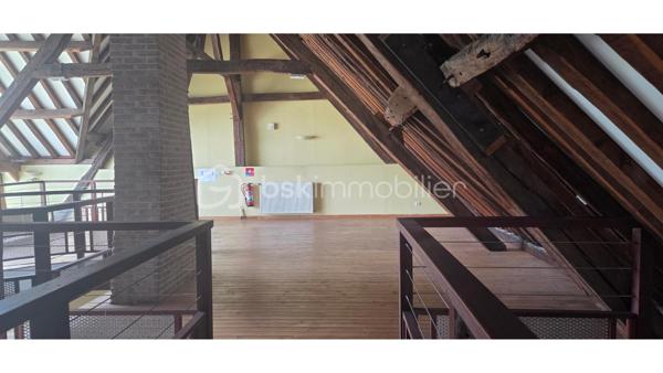✨ EXCLUSIVITÉ – BIEN RARE À LA VENTE ✨

Grange de caractère – 310 m² | Charme, volumes & potentiel exceptionnel

Idéale pour les amoureux de belles pierres, les projets de vie atypiques ou les envies d’évasion, cette superbe grange entièrement restaurée vous ouvre les portes d’un lieu unique, chargé d’histoire et d’authenticité.

Dès les premiers instants, le charme opère : volumes généreux, atmosphère chaleureuse et éléments anciens mis en valeur avec élégance. Le magnifique four à pain d’époque, véritable pièce maîtresse, confère à cette propriété un cachet rare.

Située dans un environnement calme et recherché, à proximité immédiate des commodités (commerces, écoles, mairie) et bénéficiant d’un accès rapide à l’A13, elle offre un parfait équilibre entre sérénité et praticité.

🔎 Descriptif du bien
Au rez-de-chaussée :
• Une grande pièce avec four à pain ancien
• Un espace sanitaires
• Deux grandes pièces avec sanitaires
• Une pièce technique avec chaufferie et sanitaires

À l’étage :
• Une vaste pièce principale lumineuse
• Une grande pièce complémentaire
• Des espaces mansardés offrant de nombreuses possibilités d’aménagement
• Une magnifique structure en bois apparente, apportant charme et authenticité à l’ensemble.

À l’extérieur, vous profiterez d’un agréable espace verdoyant de 603m² ainsi que de stationnements.
💡 Un véritable atout : possibilité de créer un gîte indépendant — idéal pour un projet familial, touristique ou un investissement locatif.

✔ Cachet de l’ancien préservé
✔ Volumes rares et modulables
✔ Fort potentiel d’exploitation
✔ Environnement paisible et accessible

📞 Contactez moi au 06 83 30 17 01 pour organiser une visite et laissez-vous séduire !