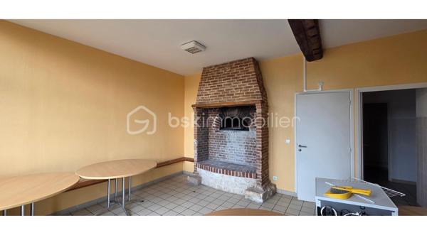 ✨ EXCLUSIVITÉ – BIEN RARE À LA VENTE ✨

Grange de caractère – 310 m² | Charme, volumes & potentiel exceptionnel

Idéale pour les amoureux de belles pierres, les projets de vie atypiques ou les envies d’évasion, cette superbe grange entièrement restaurée vous ouvre les portes d’un lieu unique, chargé d’histoire et d’authenticité.

Dès les premiers instants, le charme opère : volumes généreux, atmosphère chaleureuse et éléments anciens mis en valeur avec élégance. Le magnifique four à pain d’époque, véritable pièce maîtresse, confère à cette propriété un cachet rare.

Située dans un environnement calme et recherché, à proximité immédiate des commodités (commerces, écoles, mairie) et bénéficiant d’un accès rapide à l’A13, elle offre un parfait équilibre entre sérénité et praticité.

🔎 Descriptif du bien
Au rez-de-chaussée :
• Une grande pièce avec four à pain ancien
• Un espace sanitaires
• Deux grandes pièces avec sanitaires
• Une pièce technique avec chaufferie et sanitaires

À l’étage :
• Une vaste pièce principale lumineuse
• Une grande pièce complémentaire
• Des espaces mansardés offrant de nombreuses possibilités d’aménagement
• Une magnifique structure en bois apparente, apportant charme et authenticité à l’ensemble.

À l’extérieur, vous profiterez d’un agréable espace verdoyant de 603m² ainsi que de stationnements.
💡 Un véritable atout : possibilité de créer un gîte indépendant — idéal pour un projet familial, touristique ou un investissement locatif.

✔ Cachet de l’ancien préservé
✔ Volumes rares et modulables
✔ Fort potentiel d’exploitation
✔ Environnement paisible et accessible

📞 Contactez moi au 06 83 30 17 01 pour organiser une visite et laissez-vous séduire !