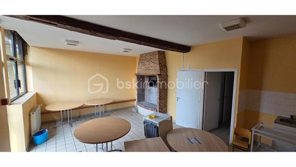 ✨ EXCLUSIVITÉ – BIEN RARE À LA VENTE ✨

Grange de caractère – 310 m² | Charme, volumes & potentiel exceptionnel

Idéale pour les amoureux de belles pierres, les projets de vie atypiques ou les envies d’évasion, cette superbe grange entièrement restaurée vous ouvre les portes d’un lieu unique, chargé d’histoire et d’authenticité.

Dès les premiers instants, le charme opère : volumes généreux, atmosphère chaleureuse et éléments anciens mis en valeur avec élégance. Le magnifique four à pain d’époque, véritable pièce maîtresse, confère à cette propriété un cachet rare.

Située dans un environnement calme et recherché, à proximité immédiate des commodités (commerces, écoles, mairie) et bénéficiant d’un accès rapide à l’A13, elle offre un parfait équilibre entre sérénité et praticité.

🔎 Descriptif du bien
Au rez-de-chaussée :
• Une grande pièce avec four à pain ancien
• Un espace sanitaires
• Deux grandes pièces avec sanitaires
• Une pièce technique avec chaufferie et sanitaires

À l’étage :
• Une vaste pièce principale lumineuse
• Une grande pièce complémentaire
• Des espaces mansardés offrant de nombreuses possibilités d’aménagement
• Une magnifique structure en bois apparente, apportant charme et authenticité à l’ensemble.

À l’extérieur, vous profiterez d’un agréable espace verdoyant de 603m² ainsi que de stationnements.
💡 Un véritable atout : possibilité de créer un gîte indépendant — idéal pour un projet familial, touristique ou un investissement locatif.

✔ Cachet de l’ancien préservé
✔ Volumes rares et modulables
✔ Fort potentiel d’exploitation
✔ Environnement paisible et accessible

📞 Contactez moi au 06 83 30 17 01 pour organiser une visite et laissez-vous séduire !