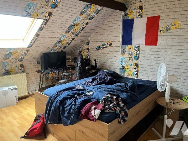 Maison d'habitation comprenant : salon-séjour, cuisine, 5 chambres, salle de bains, véranda, jardin.