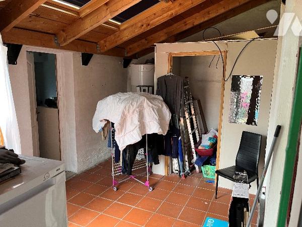 Maison d'habitation comprenant : salon-séjour, cuisine, 5 chambres, salle de bains, véranda, jardin.