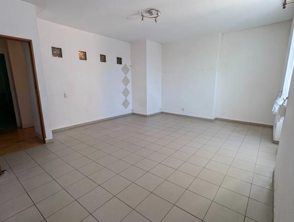 CHAUMES-EN-BRIE – CENTRE-BOURG – UN APPARTEMENT  58 m² LUMINEUX À RÉINVENTER !