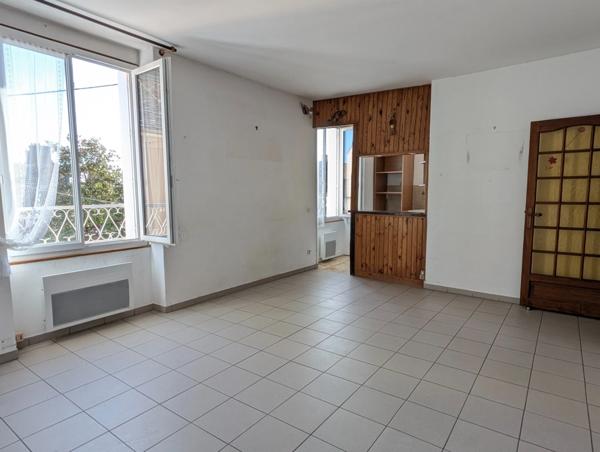 CHAUMES-EN-BRIE – CENTRE-BOURG – UN APPARTEMENT  58 m² LUMINEUX À RÉINVENTER !