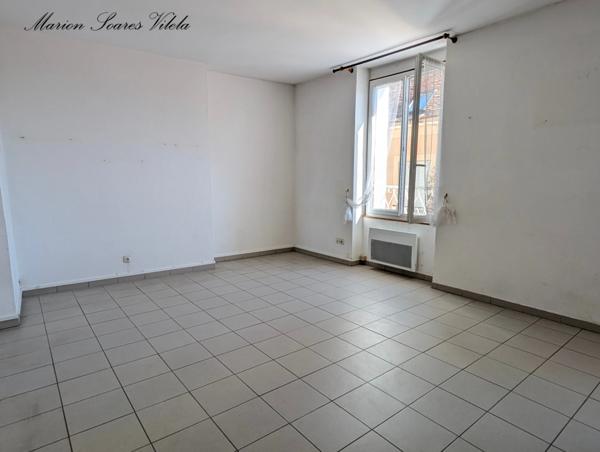 CHAUMES-EN-BRIE – CENTRE-BOURG – UN APPARTEMENT  58 m² LUMINEUX À RÉINVENTER !