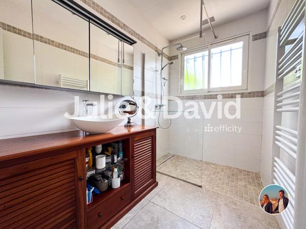 Maison
         7 pièces
        - 200 m² Bien prestige 750 000 € *