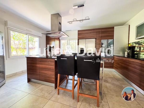 Maison
         7 pièces
        - 200 m² Bien prestige 750 000 € *