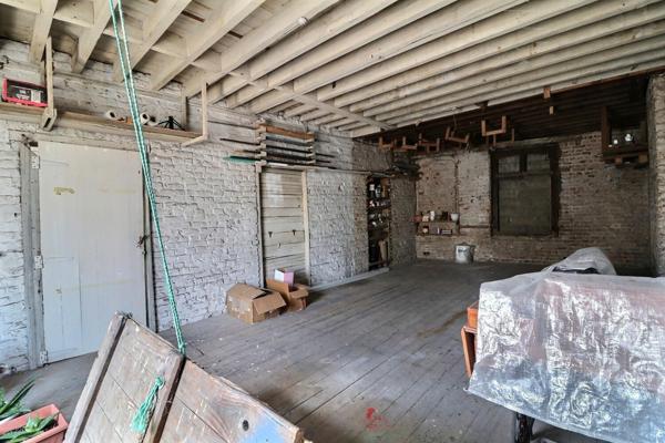 Centre ville, propriété avec 2 immeubles, dont une partie commerce possible, cour, garage! Beau potentiel pour tout projet !