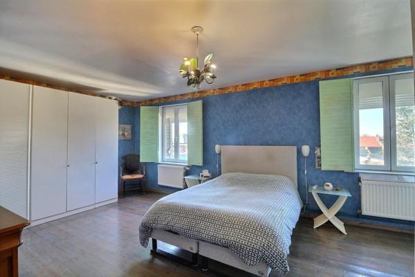 Centre ville, propriété avec 2 immeubles, dont une partie commerce possible, cour, garage! Beau potentiel pour tout projet !