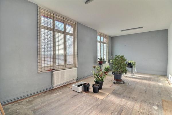 Centre ville, propriété avec 2 immeubles, dont une partie commerce possible, cour, garage! Beau potentiel pour tout projet !