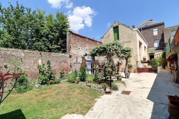 Centre ville, propriété avec 2 immeubles, dont une partie commerce possible, cour, garage! Beau potentiel pour tout projet !