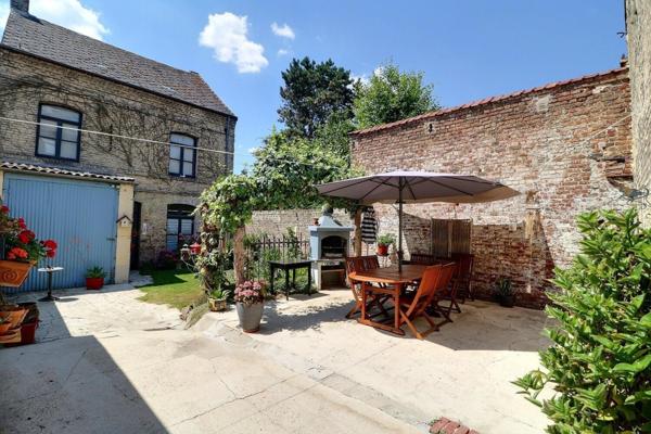 Centre ville, propriété avec 2 immeubles, dont une partie commerce possible, cour, garage! Beau potentiel pour tout projet !