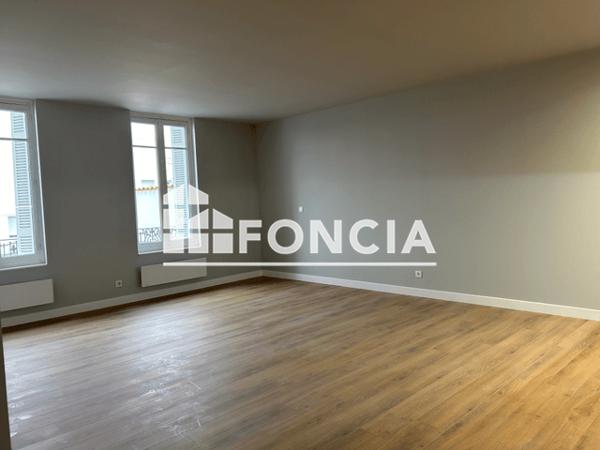 Location Studio 40 m² - 2 RUE JEAN MOULIN - APT N°102 Saintes 17100