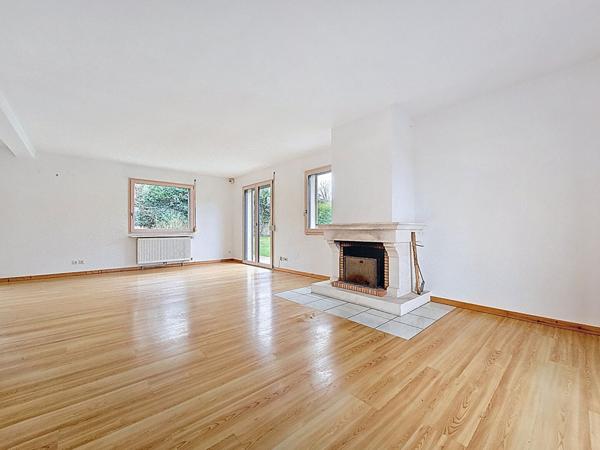 Maison individuelle avec 4 chambres _ grande pièce de vie _ 3 salles d'eau _ terrasses _ jardin _ garage _ sous-sol