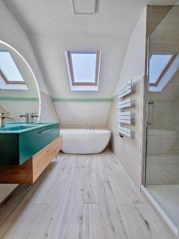 Maison individuelle avec 4 chambres _ grande pièce de vie _ 3 salles d'eau _ terrasses _ jardin _ garage _ sous-sol