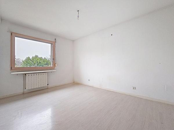 Maison individuelle avec 4 chambres _ grande pièce de vie _ 3 salles d'eau _ terrasses _ jardin _ garage _ sous-sol