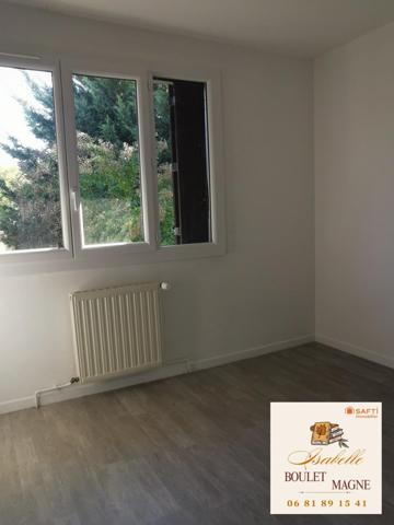 Maison individuelle : 3 chambres, grand salon, cuisiné équipée et séparée avec beau jardin et sous-sol