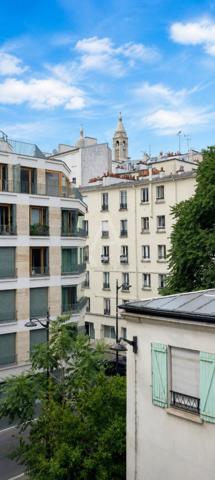 PARIS 18? – Passage Ramey – Lumineux 3 pièces avec vue dégagée et potentiel d'aménagement