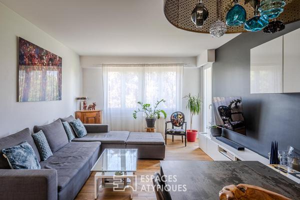 Appartement avec balcons suspendus au sommet d’un immeuble aux lignes modernistes