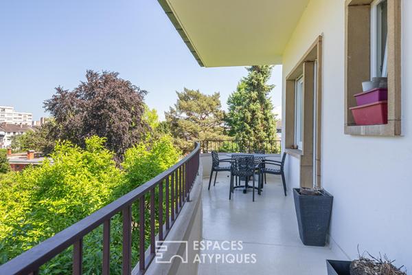 Appartement avec balcons suspendus au sommet d’un immeuble aux lignes modernistes