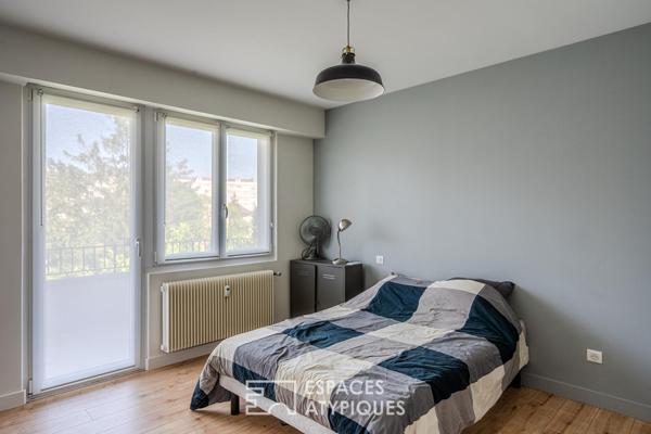 Appartement avec balcons suspendus au sommet d’un immeuble aux lignes modernistes