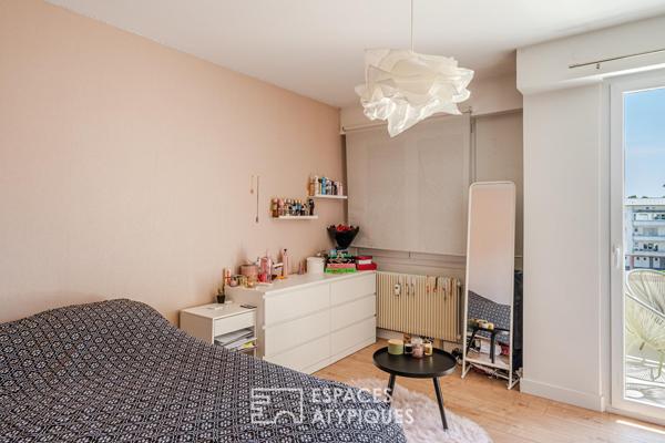 Appartement avec balcons suspendus au sommet d’un immeuble aux lignes modernistes