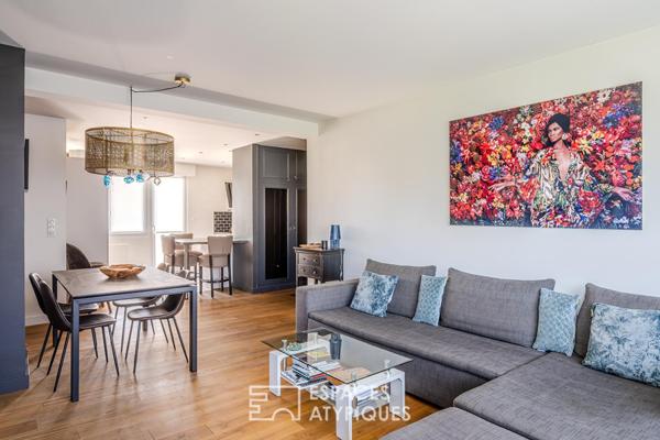 Appartement avec balcons suspendus au sommet d’un immeuble aux lignes modernistes