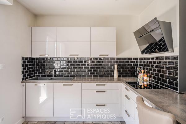 Appartement avec balcons suspendus au sommet d’un immeuble aux lignes modernistes