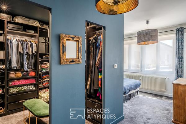 Appartement avec balcons suspendus au sommet d’un immeuble aux lignes modernistes