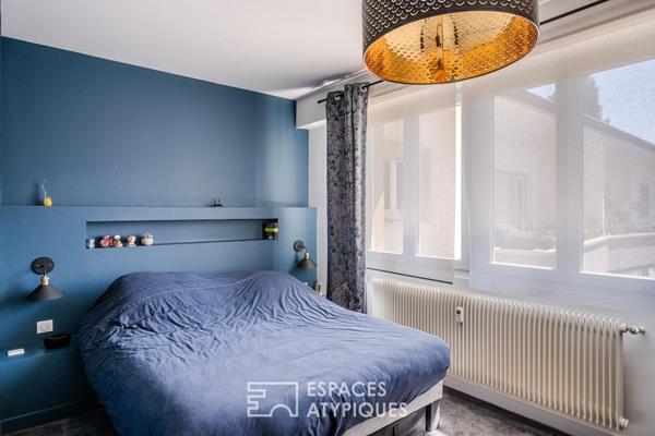 Appartement avec balcons suspendus au sommet d’un immeuble aux lignes modernistes